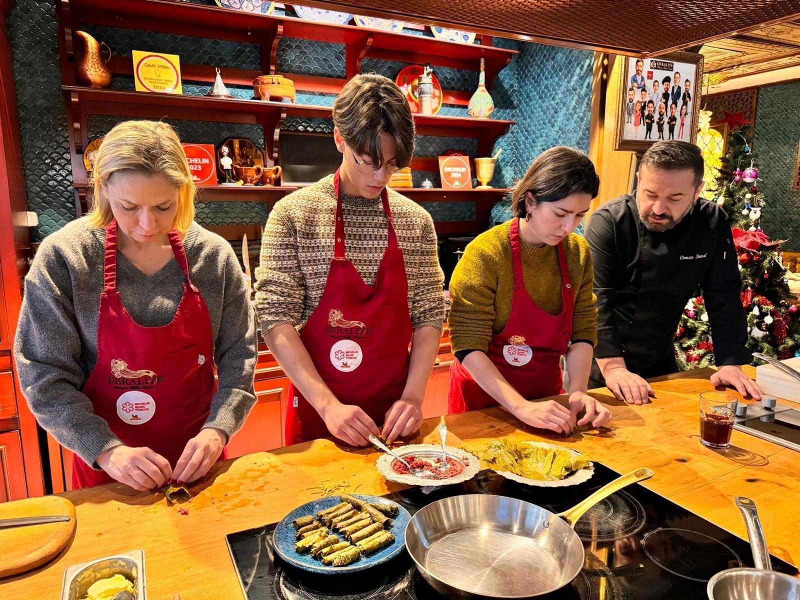 Private Topkapi Palace Tour and Ottoman Cooking Class at Deraliye Restaurant